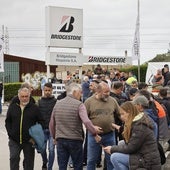 Una de las manifestaciones de trabajadores de Bridgestone en los accesos de la planta cántabra.