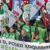 Docentes se manifiestan para reclamar la adecuación salarial retributiva.