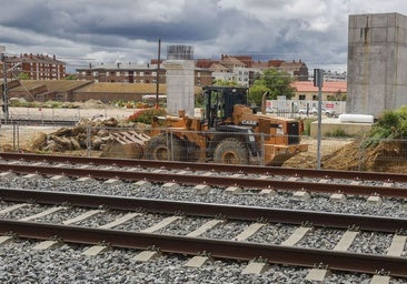 Durante la jornada de ayer se pudo ver algunas excavadoras realizando trabajos junto a las vías del tren.