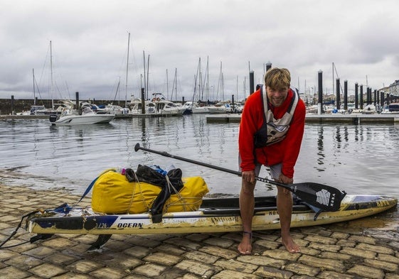 Jonas Böhlmark, ayer, en Santander, tras completar una nueva etapa de su aventura.