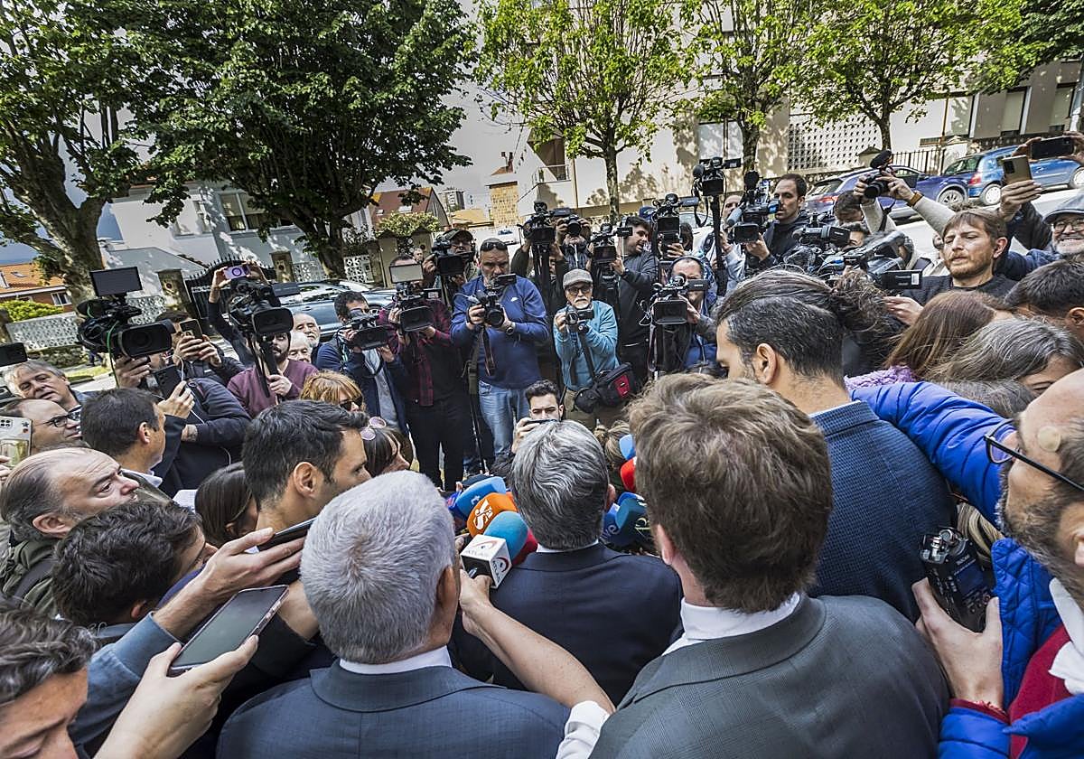 Revilla, en el centro, de espaldas, rodeado de periodistas tras salir del juzgado.