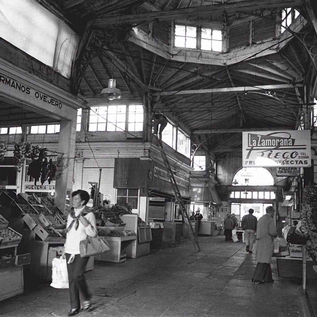 El mercado iba cumpliendo años, la llegada del gran consumo y la introducción de los supermercados ubicados también en la periferia o barrios no tan próximos hizo caer la competencia de los puestos que allí se ubicaban.