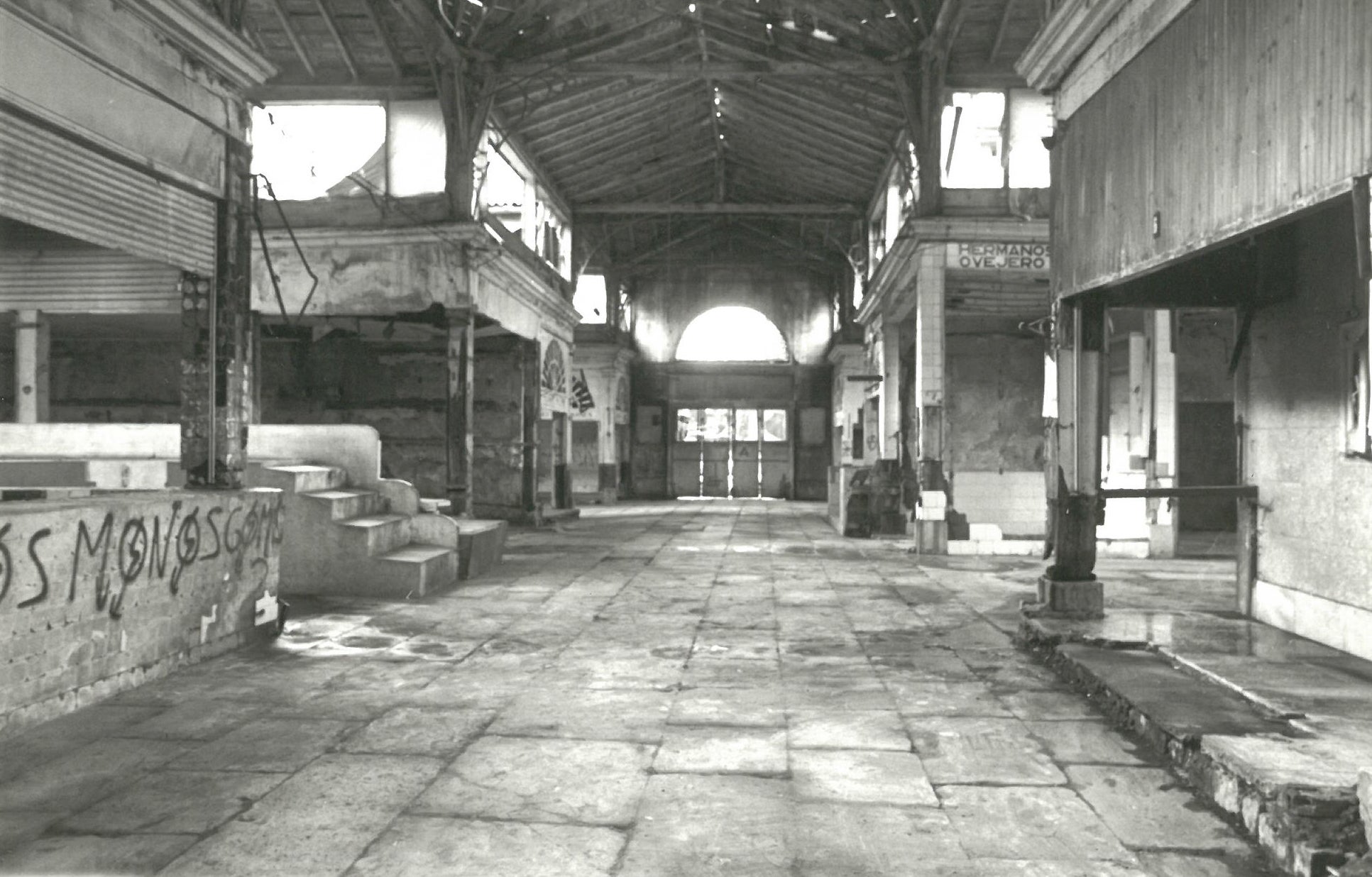El mercado en total abandono en 1991. Hubo protestas vecinales para la recuperación del espacio. En el año 2000, el Ayuntamiento llevó a cabo una polémica demolición y posterior reconstrucción del mercado conservando escasos elementos originales.Tras varios años de obras se convirtió en el espacio que hoy en día conocemos. Alberga el Museo de Prehistoria y Arqueología de Cantabria en su planta baja y espacios gastronómicos y comerciales,