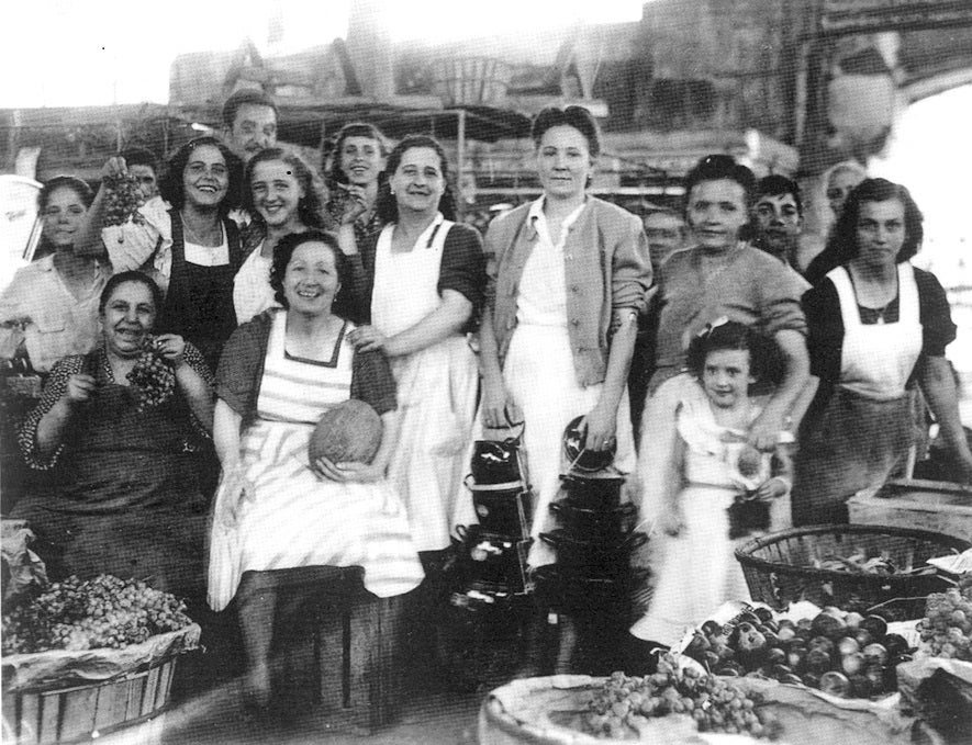 El ambiente de las trabajadoras del mercado siempre fue familiar y cercano. Durante la postguerra el comercio de alimento se volvía vital, tanto el pescado procedente de los numerosos puertos de Cantabria como la huerta y el ganado de interior eran protagonistas para la ciudad.