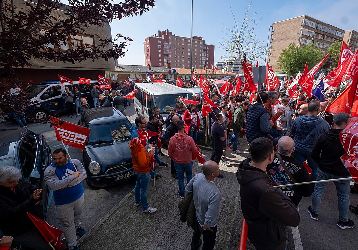 Delegados del sector del metal, concentrados frente a la sede de Pymetal en Santander.
