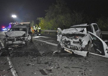 Así han quedado los dos coches tras el impacto.