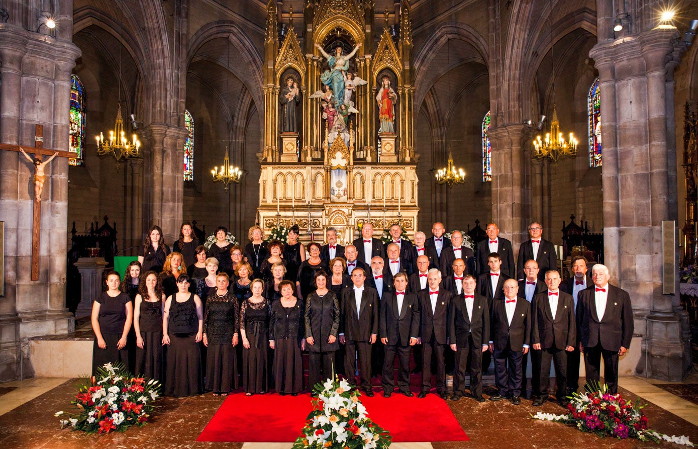 Foto de familia de la Sociedad Coral de Torrelavega, en la iglesia de La Asunción, en 2010.