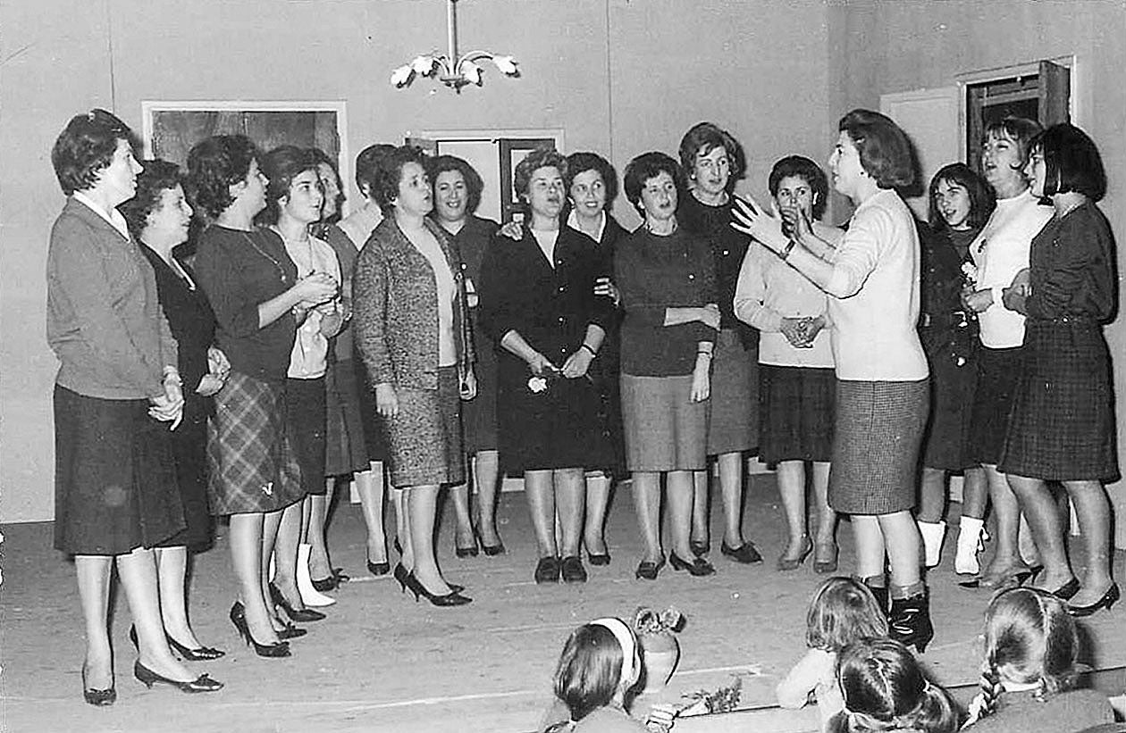 Un grupo de mujeres entona una obra durante un ensayo.