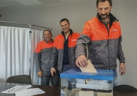Trabajadores de Bridgestone en Puente San Miguel, este viernes votando la oferta del ERE.