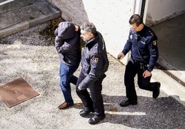 El funcionario Miguel Ángel Diez en una foto del febrero de 2023 rumbo a la cárcel.