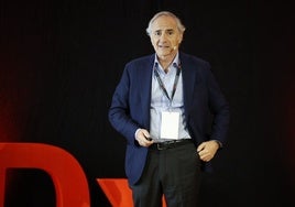 Iñigo Losada en el escenario de las charlas TEDx.
