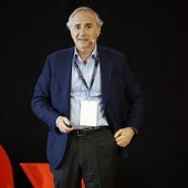Iñigo Losada en el escenario de las charlas TEDx.