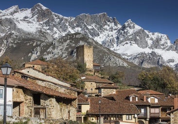 El pueblo de Mogrovejo, con la torre medieval que corona las casonas montañesas.