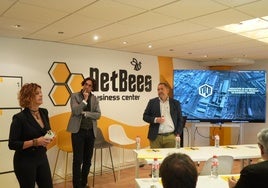 Javier Fernández Soberón, alcalde del Ayuntamiento de Astillero, acompañó a los responsables de NetBees y de la Asociación de Empresas y Profesionales del Polígono de Guarnizo y Morero (AEP) en su primera reunión oficial.