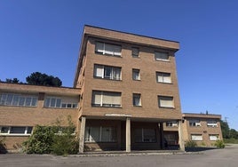 Uno de los doce edificios que forman el complejo del antiguo psiquiátrico de Parayas.