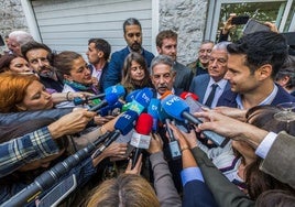 Miguel Ángel Revilla compareciendo ante los medios de comunicación a la salida del acto de conciliación.