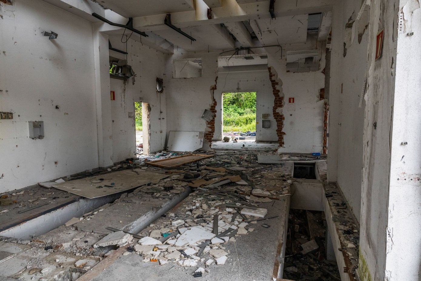 El interior de la antigua congeneración, en ruinas y saqueada.