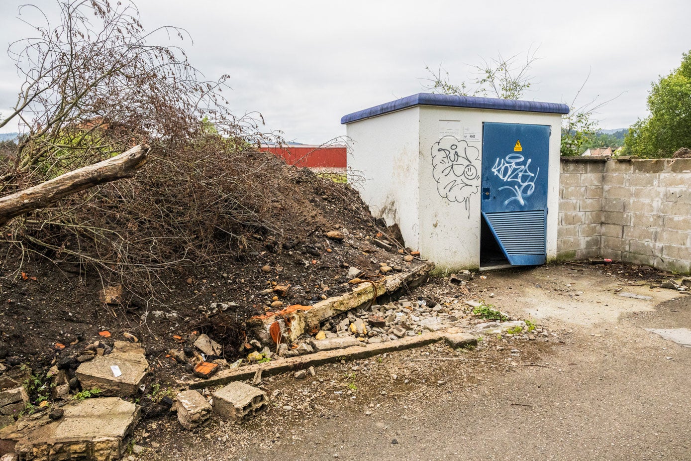 Además de derrumbar los muros, también han accedido al centro de transformación.