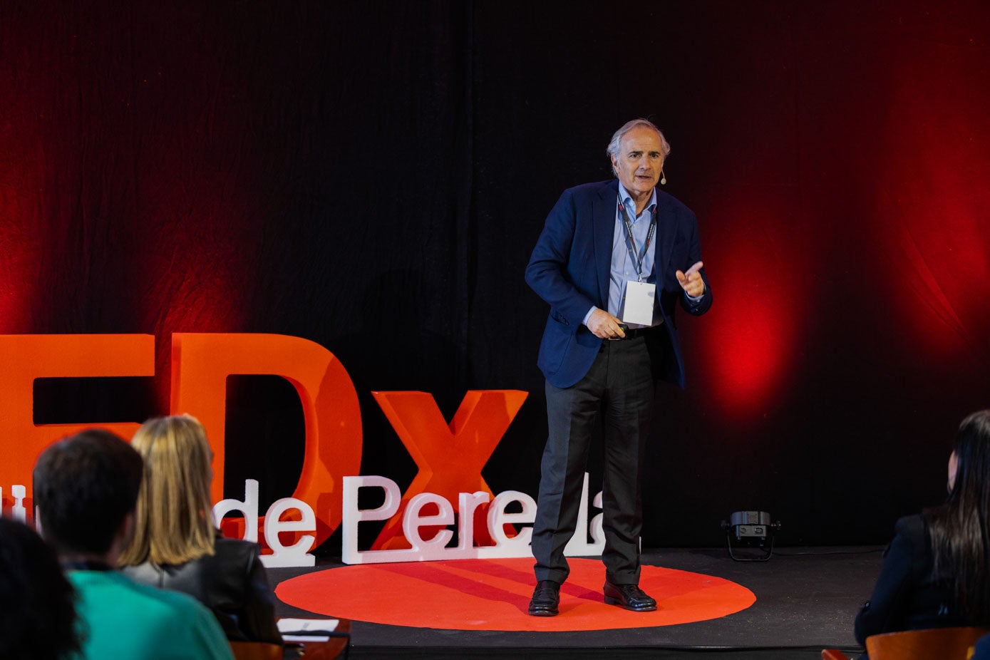 Iñigo Losada en el escenario de las charlas TEDx.