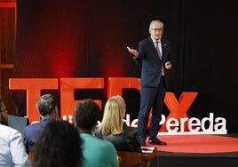 Tomás Cobo durante su ponencia 'El médico del siglo XXI: entre la tecnología y la humanidad'.