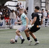 Aarón, del Escobedo, conduce la pelota ante Ian en el partido de ida.