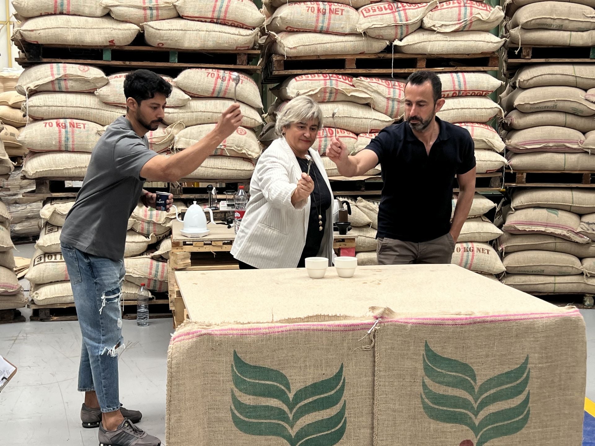 Los tres jueces preparados para señalar la taza ganadora: Gabriel Céspedes, Begoña Baqué y Fernando Franco.