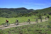 Los participantes en la prueba de bicicleta de montaña, por la zona de Ozcaba.