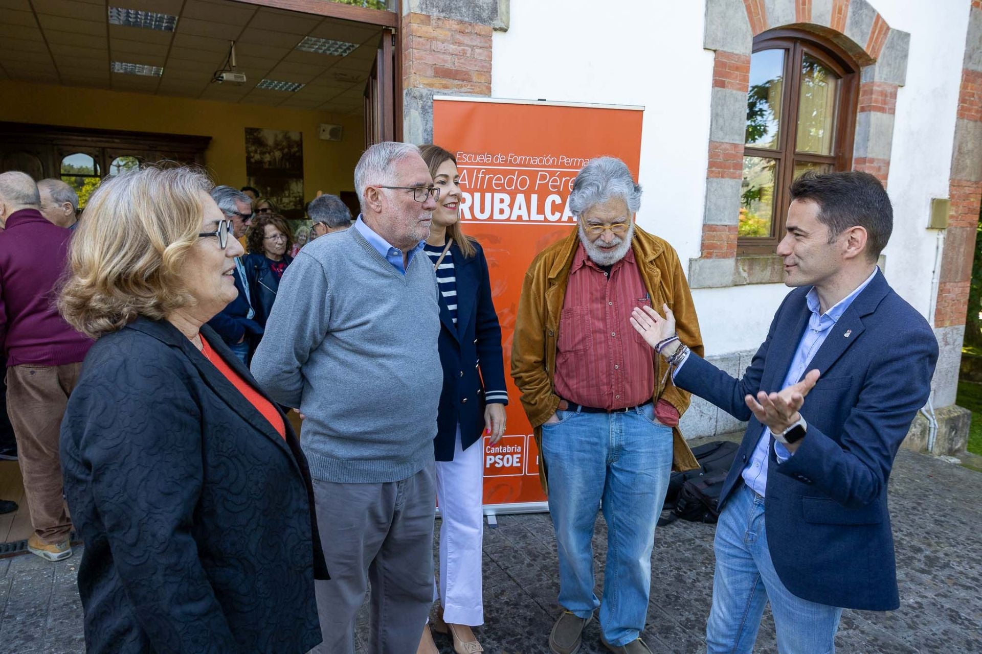 Montserrat Domínguez, Ramón Ruiz, María Higuera, Joaquín Estefanía y Pedro Casares charlan antes de empezar el acto.