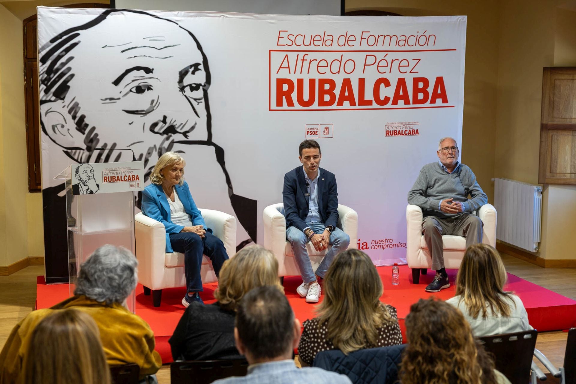 Pilar Goya, viuda de Alfredo Pérez Rubalcaba; Pedro Casares, secretario general del PSOE cántabro; y Ramón Ruiz, exconsejero de Educación y director de la Escuela de Formación Alfredo Pérez Rubalcaba.