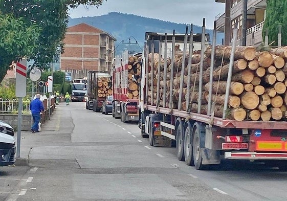 Las miradas también se han fijado en el intenso tráfico pesado en la calle Torres Quevedo de Los Corrales.