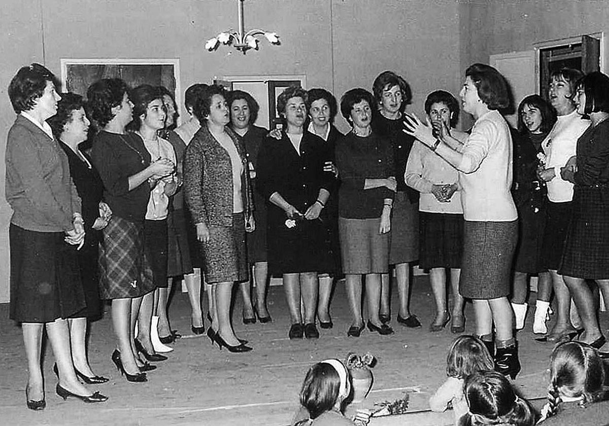 Mujeres entonan una obra durante un ensayo.