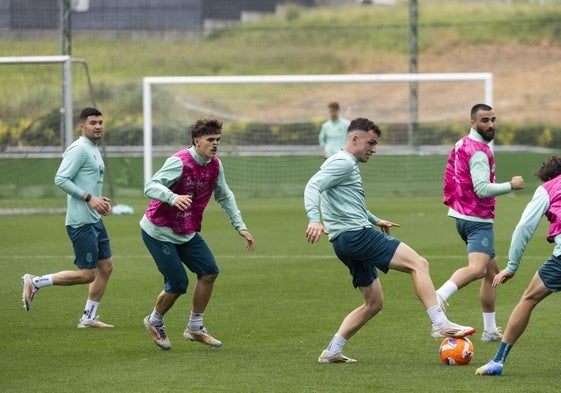 Íñigo Vicente controla el balón ante la oposición de Marco Sangalli, Pablo Rodríguez y Rober González y en presencia de Aldasoro, en una sesión en La Albericia.