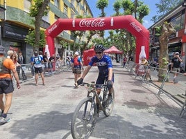 Roberto Fernández, tras cruzar la línea de meta en Cabezón de la Sal.