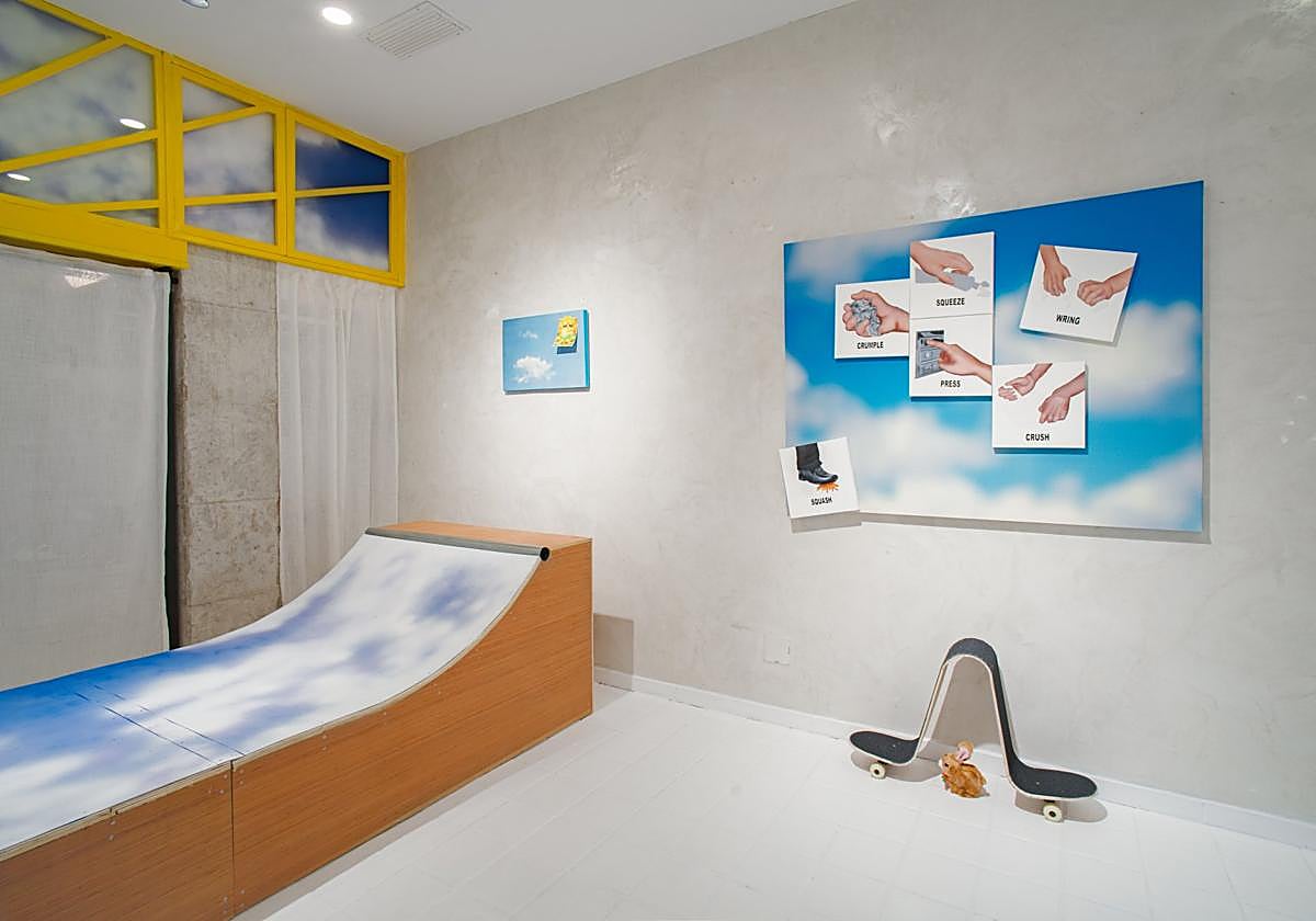 La exposición se compone de una serie de instalaciones que giran sobre la utópica idea de patinar sobre las nubes.