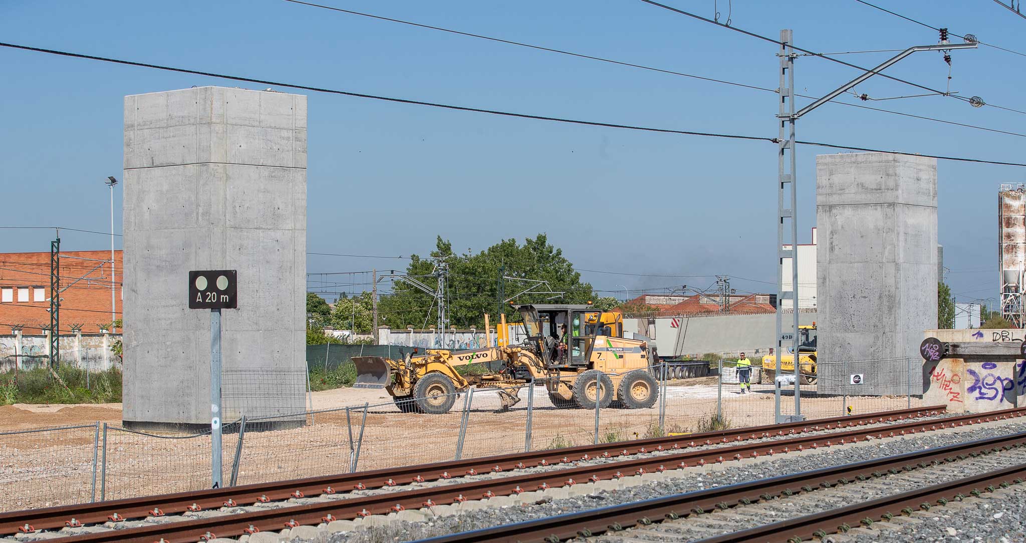 Las obras denunciadas se refieren a la construcción de un viaducto o salto del carnero de un kilómetro de longitud y 14 metros de altura, en el acceso norte a Palencia, dentro del casco urbano y en algunos puntos a solo cinco metros de las casas del Camino Viejo de Husillos