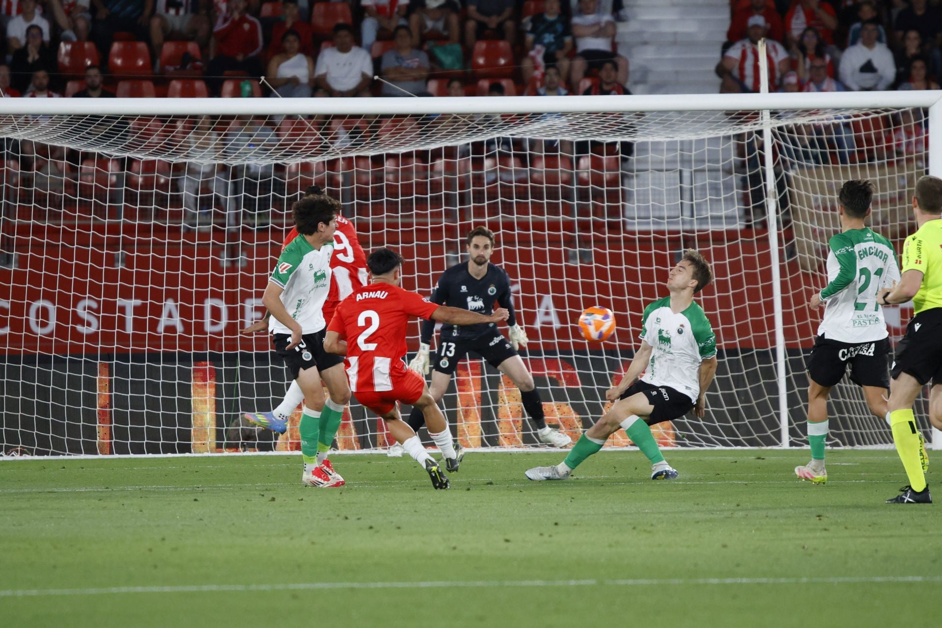 Arnau lanza a puerta tras supera a Castro y Sangalli para hacer el 2-0