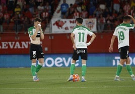Vicente, Andrés Martín y Karrikaburu se lamentan tras el primer gol del Almería