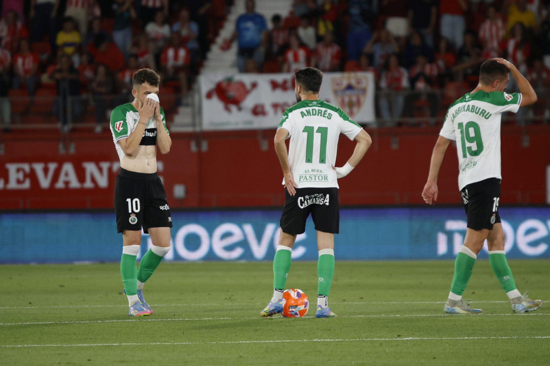 Vicente, Andrés Martín y Karrikaburu se lamentan tras el primer gol del Almería
