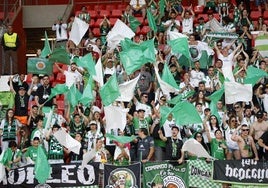 Aficionados del Racing disfrutan de la ciudad en las horas previas al encuentro.