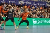Guilherme Linhares pasa el balón en el encuentro ante el Benidorm.