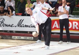 Jesús Salmón, al tiro durante el partido de este domingo en Las Fraguas.