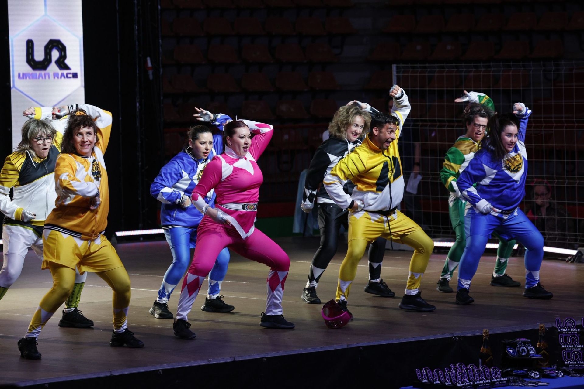 Bailarines caracterizados de los personajes de los Power Rangers.