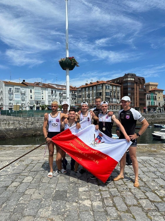 La tripulación de Pedreña, con su bandera como campeona regional absoluta de trainerillas.