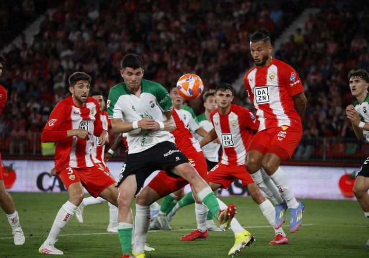 Aldasoro se protege del impacto del balón en una jugada ante el Almería