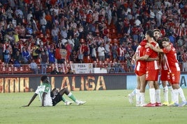 Maguette se lamenta por la derrota mientras los jugadores del Almería celebran su triunfo.