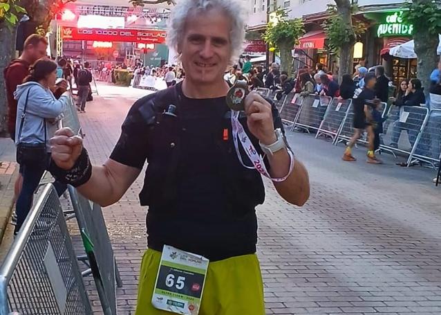 Borja Molinuevo, con su medalla al terminar la 'ultra' de 110 kilómetros.