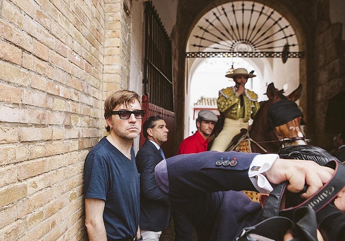 Albert Serra, en el callejón de una de las plazas donde rodó su filme.