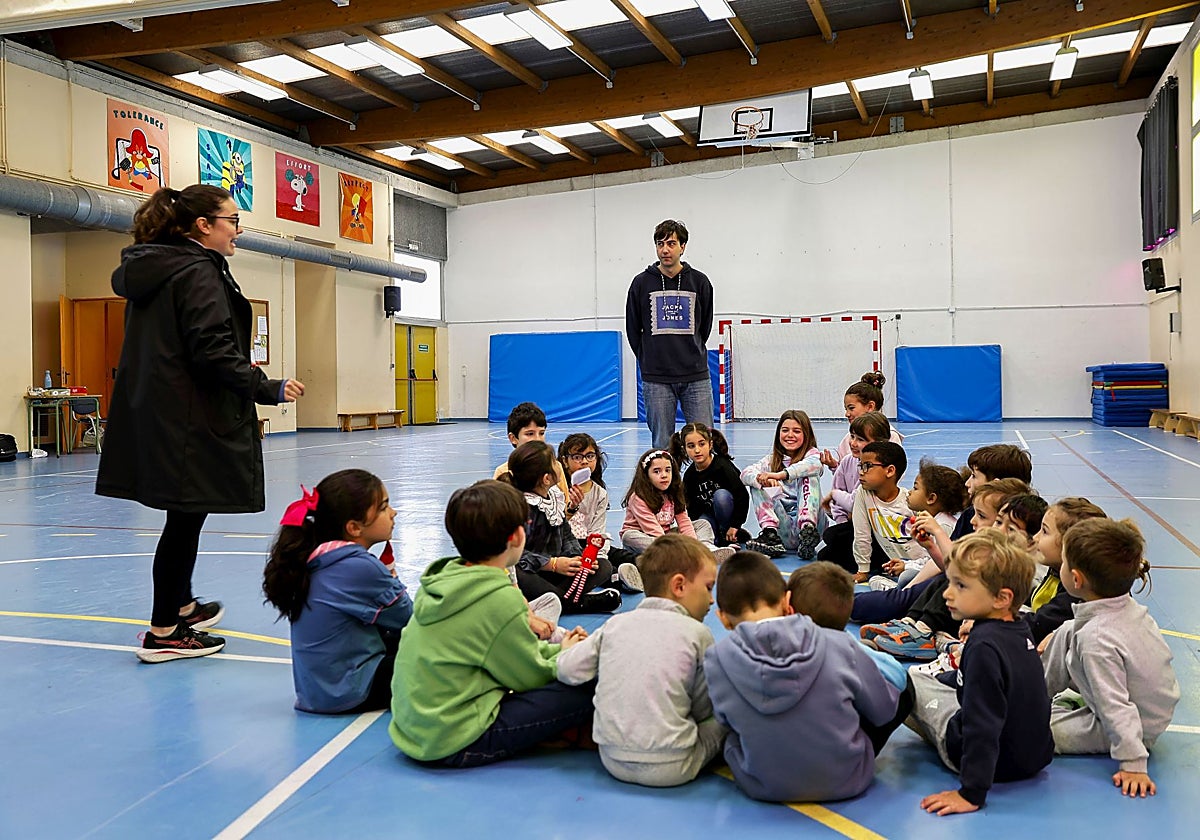 Niños juegan durante una actividad de 'Abierto en Vacaciones', esta pasada Semana Santa, en Torrelavega.