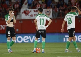 Vicente, Andrés Martín y Karrikaburu se lamentan tras el primer gol del Almería