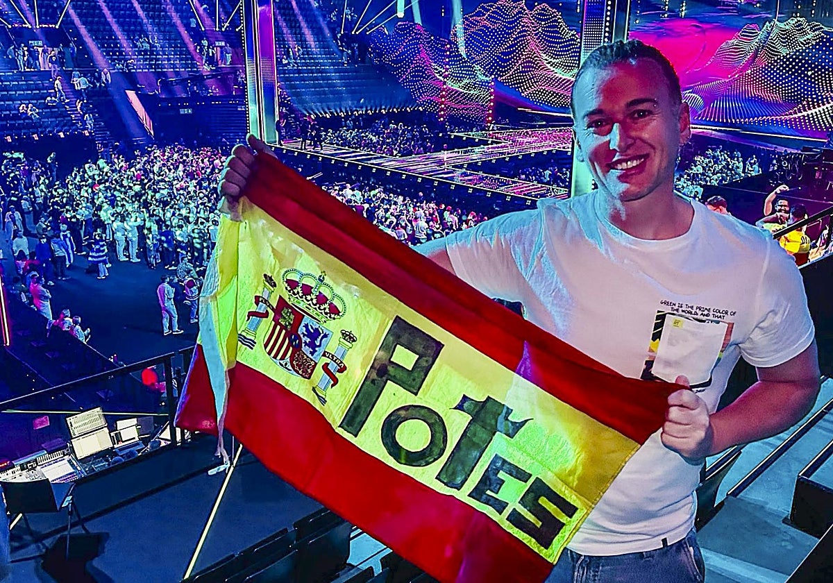 El cántabro, Lucas Cabo, posa con su bandera en el interior del St.Jakobshalle de Basilea.